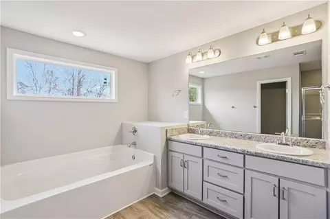 Bath - 91 Richmond Dr, Lagrange, GA 30240 photo 1 of 2