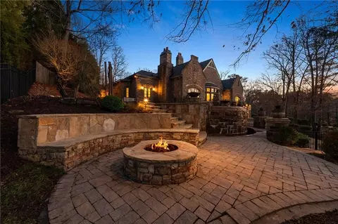 1105 Stonegate Ct, Roswell, GA 30075