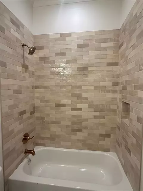 Bath - 224 E Marable St E, Monroe, GA 30655 photo 5 of 5