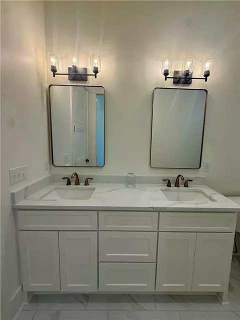 Bath - 224 E Marable St E, Monroe, GA 30655 photo 2 of 5