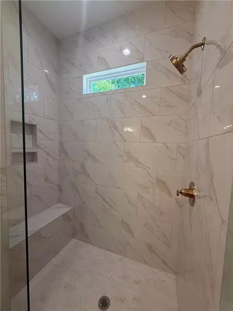 Bath - 224 E Marable St E, Monroe, GA 30655 photo 3 of 5