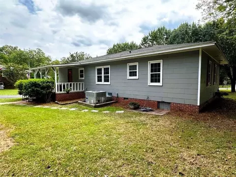 Exterior - 121 Hunt Dr NE, Calhoun, GA 30701 photo 4 of 7
