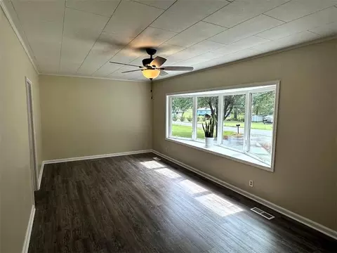 Living - 121 Hunt Dr NE, Calhoun, GA 30701 photo 1 of 2