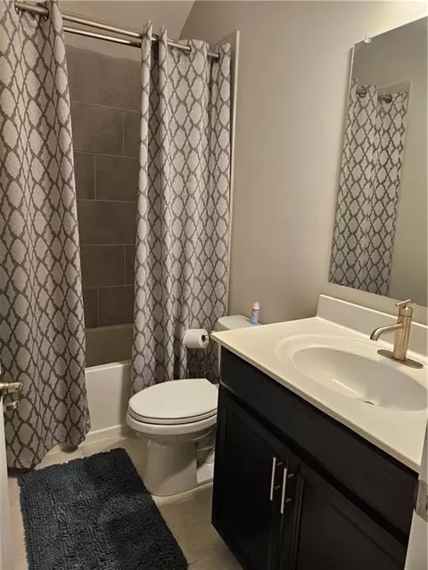 Bath - 532 Barlow Pl, Grayson, GA 30017 photo 4 of 4