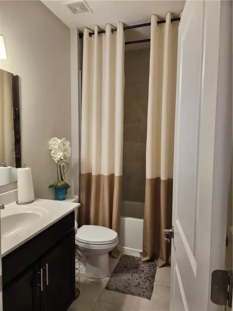 Bath - 532 Barlow Pl, Grayson, GA 30017 photo 3 of 4