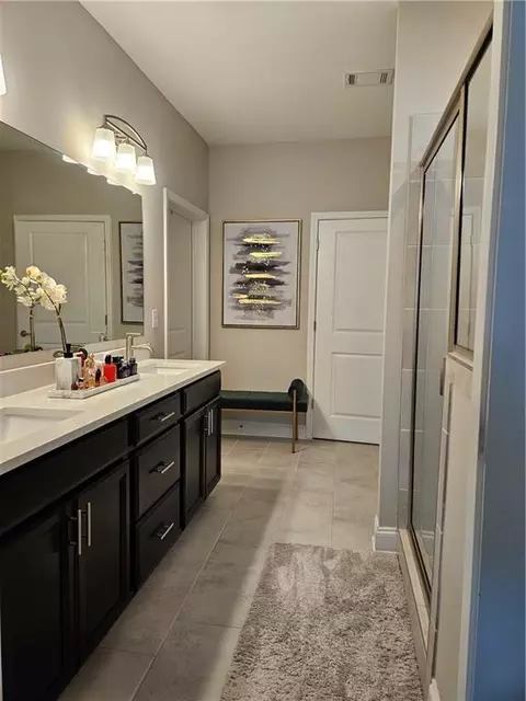 Bath - 532 Barlow Pl, Grayson, GA 30017 photo 2 of 4