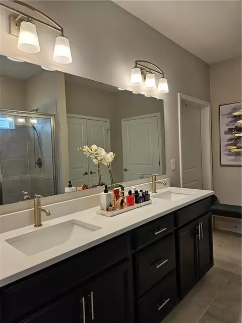 Bath - 532 Barlow Pl, Grayson, GA 30017 photo 1 of 4