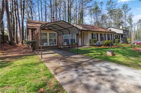 811 Longfellow Ct, Stone Mountain, GA 30088
