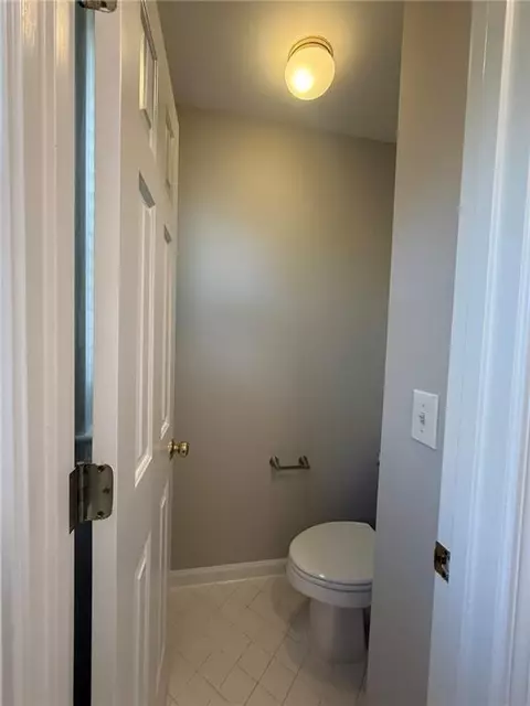 Bath - 1035 Brookstead Chase, Duluth, GA 30097 photo 10 of 12