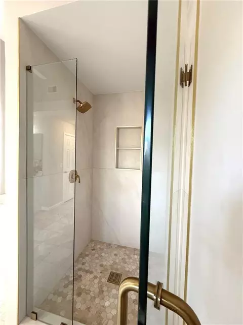 Bath - 1035 Brookstead Chase, Duluth, GA 30097 photo 6 of 12