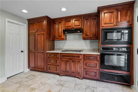 Kitchen - 165 Glengarry Chase, Covington, GA 30014 photo 5 of 6