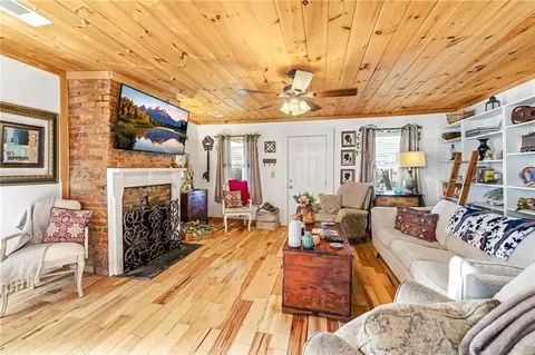 Living - 314 Holley St, Demorest, GA 30535 photo 2 of 5