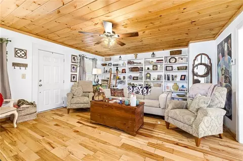 Living - 314 Holley St, Demorest, GA 30535 photo 3 of 5