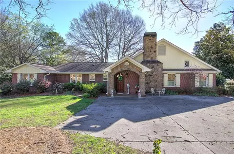 224 Hillcrest Dr, Calhoun, GA 30701