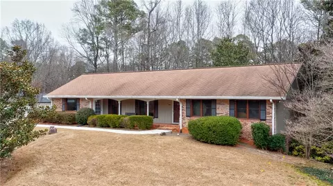 1055 Hunterhill Dr, Roswell, GA 30075