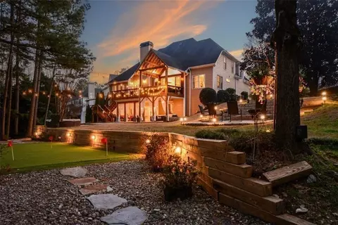 515 Hillcrest View Dr NE, Suwanee, GA 30024