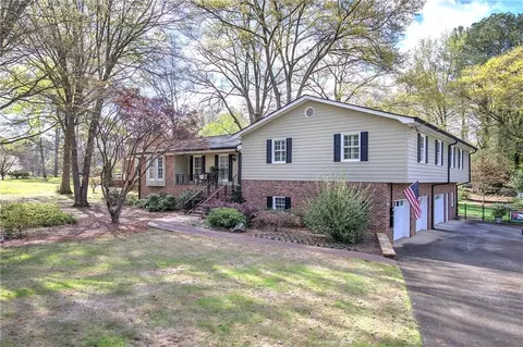 27 Walnut Dr, Cartersville, GA 30120