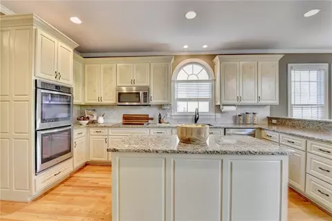 Kitchen - 7640 Stratton Pt, Suwanee, GA 30024 photo 4 of 11