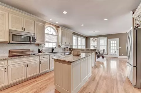 Kitchen - 7640 Stratton Pt, Suwanee, GA 30024 photo 11 of 11