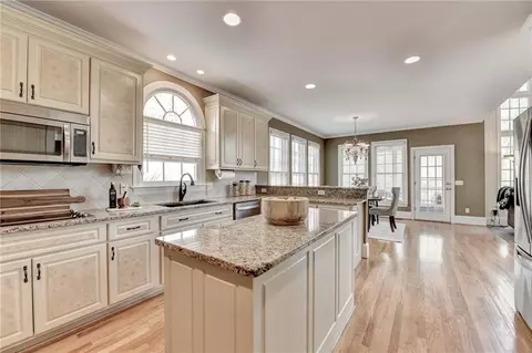 Kitchen - 7640 Stratton Pt, Suwanee, GA 30024 photo 6 of 11
