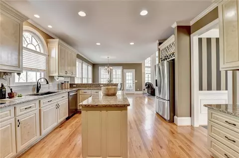Kitchen - 7640 Stratton Pt, Suwanee, GA 30024 photo 7 of 11