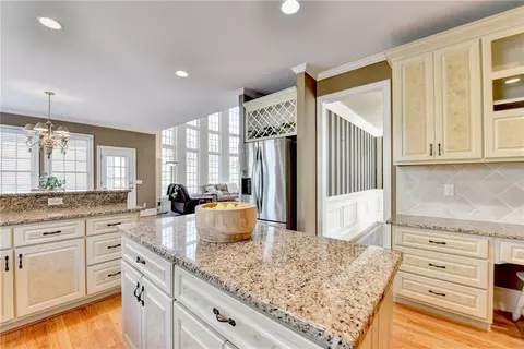 Kitchen - 7640 Stratton Pt, Suwanee, GA 30024 photo 9 of 11