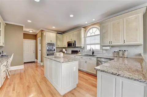 Kitchen - 7640 Stratton Pt, Suwanee, GA 30024 photo 3 of 11