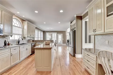 Kitchen - 7640 Stratton Pt, Suwanee, GA 30024 photo 10 of 11