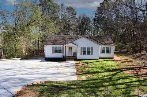 3710 Rambling Woods Dr, Loganville, GA 30052