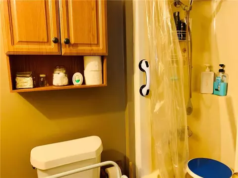 Bath - 1688 Bartley Rd, Lagrange, GA 30240 photo 1 of 4