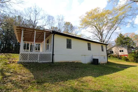 Exterior - 899 E Doyle St, Toccoa, GA 30577 photo 5 of 8
