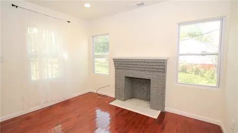 Living - 899 E Doyle St, Toccoa, GA 30577 photo 3 of 4