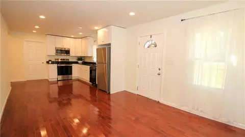 Living - 899 E Doyle St, Toccoa, GA 30577 photo 2 of 4
