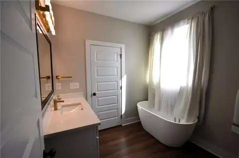 Bath - 533 Lively Rd, Waco, GA 30182 photo 3 of 8