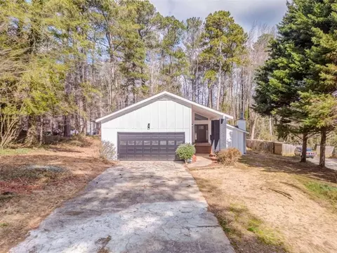 6788 E Woodridge Pl E, Douglasville, GA 30135