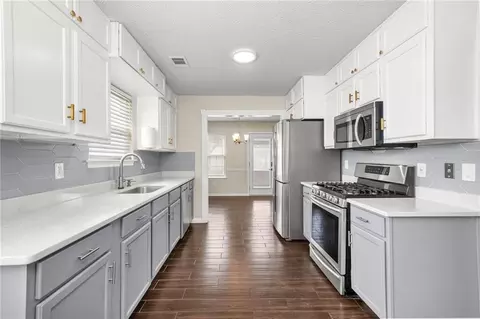 Kitchen - 2021 Registry Dr, Hampton, GA 30228 photo 1 of 3