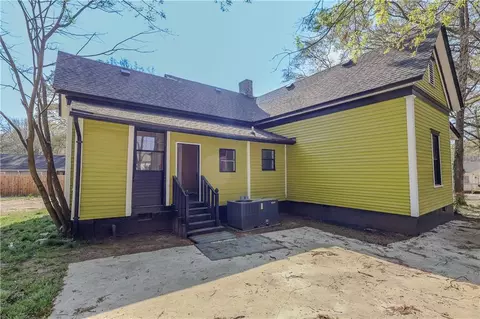 Exterior - 711 Davis St, Monroe, GA 30655 photo 2 of 5