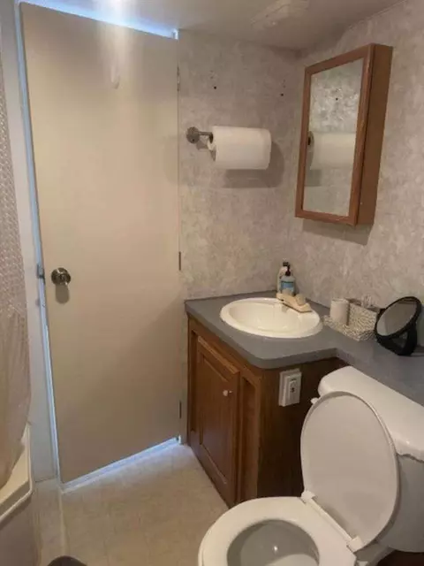 Bath - 100 Sunset Dr, Centre, AL 35960 photo 3 of 4