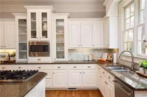 Kitchen - 1325 Rolling Links Dr, Alpharetta, GA 30004 photo 4 of 8