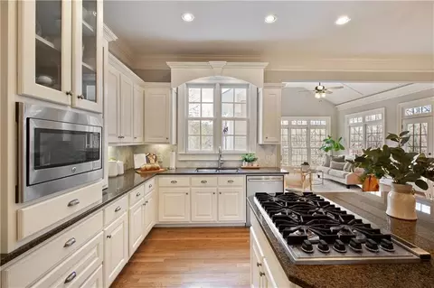 Kitchen - 1325 Rolling Links Dr, Alpharetta, GA 30004 photo 5 of 8