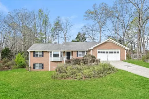 902 Hickory Nut Ln, Lawrenceville, GA 30043