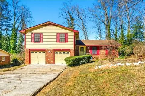 618 Rockborough Dr, Stone Mountain, GA 30083
