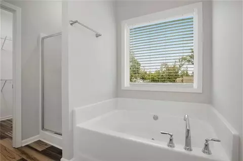 Bath - 144 Chestnut Trl, Commerce, GA 30529 photo 1 of 2