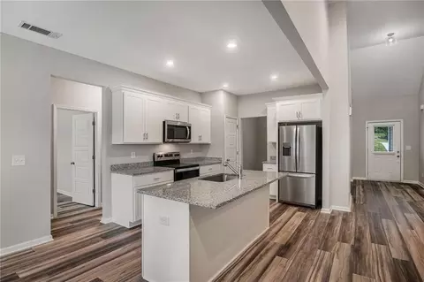 Kitchen - 144 Chestnut Trl, Commerce, GA 30529 photo 2 of 2