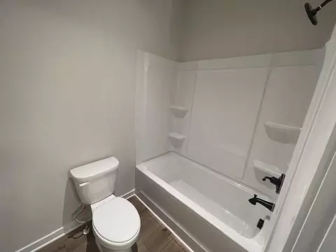 Bath - 5373 Windridge Pkwy, Gainesville, GA 30507 photo 2 of 4