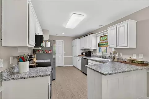 Kitchen - 39 Thoroughbred Ln, Cartersville, GA 30120 photo 2 of 2