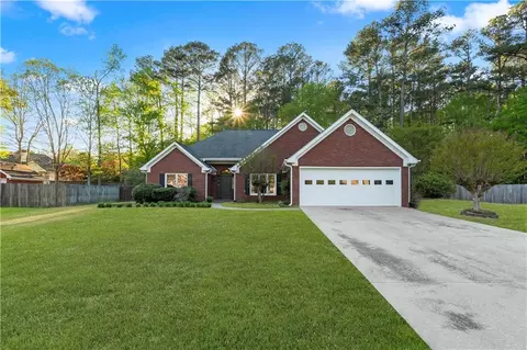 233 Ivy Creek Dr, Loganville, GA 30052