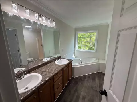 Bath - 1127 Meadowview Dr, Jackson, GA 30233 photo 2 of 4