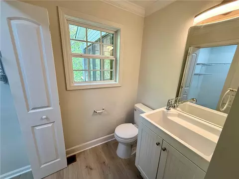Bath - 1127 Meadowview Dr, Jackson, GA 30233 photo 1 of 4
