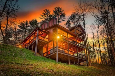 127 Twin Creeks Rd, Blue Ridge, GA 30513